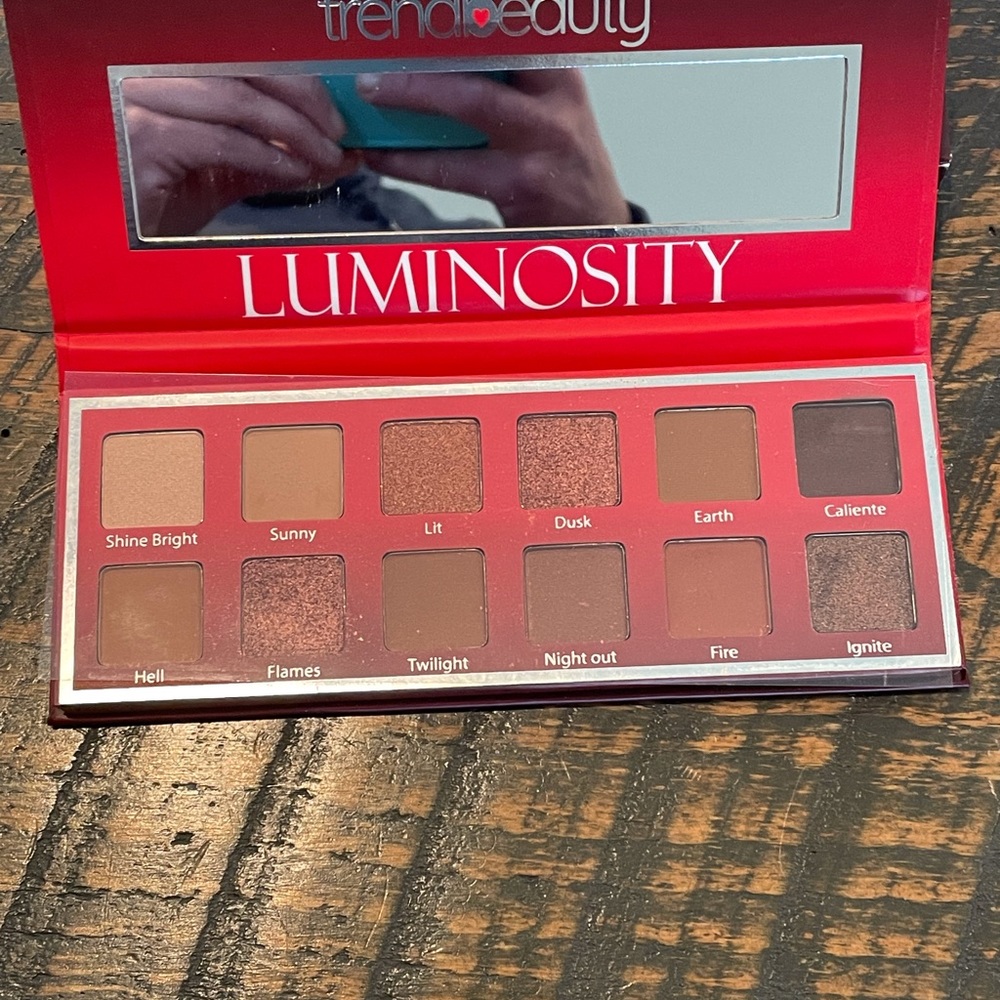 Trend Beauty Luminosity Eye Shadow Pallet